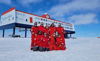 Das neunköpfige Überwinterungsteam posiert vor der Forschungsstation Neumayer III in der Antarktis. - Markus Baden/AWI/dpa