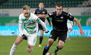 Der Fürther Havard Nielsen (l) kämpft mit SCP-Spieler Uwe Hünemeier um den Ball. - picture alliance/dpa