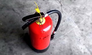 Unbekannte haben den Inhalt eines Feuerlöschers in einer Turnhalle versprüht. - Foto: Pixabay