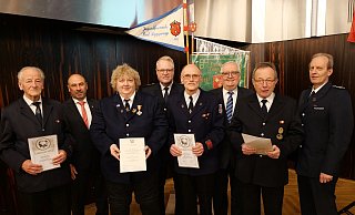 Bei der Mitgliederversammlung der Feuerwehr Bad Lippspringe wurden vier Einsatzkräfte ausgezeichnet. - Ralph Meyer