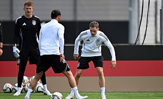 Abschlusstraining auf Top-Rasen: Florian Wirtz (r), Leroy Sané (M) und Torwart Alexander Nübel. - Federico Gambarini/dpa