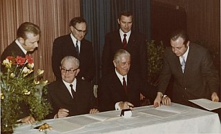 Ein erster Schritt zur Großstadt: Unterzeichnung des Gebietsveränderungsvertrags zwischen Paderborn und der Gemeinde Elsen am 26. 3. 1971. Unterzeichnung des Gebietsveränderungsvertrags zwischen Paderborn und der Gemeinde Elsen am 26. 3. 1971. Sitzend Bürgermeister Anton Hartmann und Stadtdirektor Wilhelm Sasse, dahinter Amtsdirektor Franz-Josef Winter, Bürgermeister Herbert Schwiete, Stadtdirektor Wilhelm Ferlings und der Paderborner Hauptamtsleiter Josef Niggemeier. - Stadt- und Kreisarchiv Paderborn