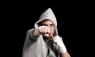 Zwei Männer überfallen einen Dritten im Schlaf. - christian kudler - Shotshop.com