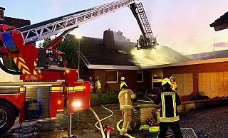 Wohnungsbrand: Die Feuerwehr bei der Brandbekämpfung an der Von-Bodelschwingh-Straße in Bad Lippspringe. - Ralph Meyer