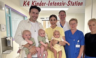 Die Drillinge Louis, Elle und Lionel haben sich sehr gut entwickelt. Darüber freuen sich (v. l.) die Eltern Mario Lorek und Hannah Wegmann, Oberarzt Frank Dohle, Gesundheits- und Krankenpflegerin Kordula Bode und Pflegedienstleiterin Michaela Kretzschmar. - St.-Vincenz-Kliniken