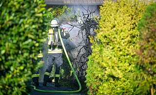 Löschzug Schloß Holte löscht Heckenbrand. - BESIM MAZHIQI