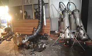 Eine Spezialfirma entsorgt die rund 35.000 Liter Chemikalien, die Ende April 2019 in der Lagerhalle in Börninghausen gefunden wurden. - Joern Spreen-Ledebur