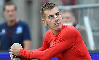 SCP-Routinier Uwe Hünemeier lehnt nach dem KSC-Spiel an einer Bande. Seine blutige Nase ziert ein Pflaster. - picture alliance / Eibner-Pressefoto