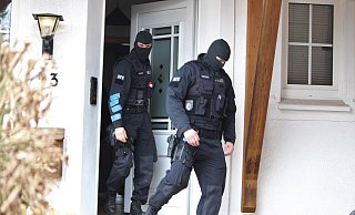 Anfang 2020 wurde die Reichsbürger-Gruppe "Geeinte deutsche Völker und Stämme" verboten, die Polizei durchsuchte dabei unter anderem ein Haus in Bünde im Kreis Herford. - Lukas Brekenkamp