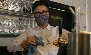 Angela Vitale-Rossi hat ihren Laden noch bis Sonntag geöffnet und alle Hände voll zu tun. - Lena Kley