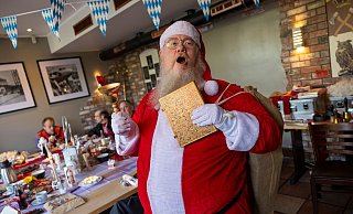 Bastian Kluth, einer der Teilnehmer der Weihnachtsmann-Schulung, zeigt sein Kostüm. - Thomas Banneyer/dpa