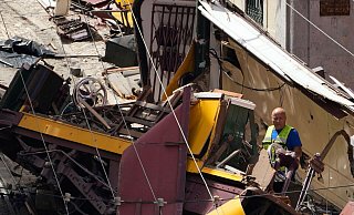 Bei dem schwersten Unglück dieser Art mit Standseilbahnen in Lissabon sind 16 Menschen ums Leben gekommen und 21 zum Teil schwer verletzt worden. - Armando Franca/AP/dpa