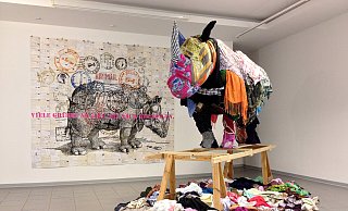 Auch die Skulptur eines Nashorns, gekleidet in verschiedene, recycelte Stoffe, wird in der Ausstellung von Roland Stratmann in Schloß Neuhaus zu sehen sein. - Roland Stratmann/ the artist & Galerie Schmalfuss contemporary fine arts