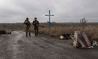 Ukrainische Soldaten gehen an der Trennlinie zu den von Russland unterstützten Rebellen in der Nähe des Dorfes Nevelske in der Ostukraine entlang. - Foto: Andriy Dubchak/AP/dpa/Archiv