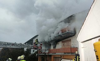 Die Rauchwolke breitete sich über Veltheim aus. - Sascha Grimme, Feuerwehr Porta Westfalica