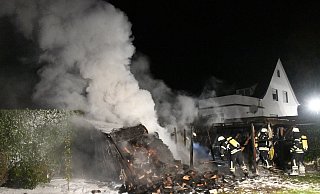 Zu einem Großbrand in Steinhagen musste die Feuerwehr in der Nacht zu Mittwoch ausrücken. - Andreas Eickhoff