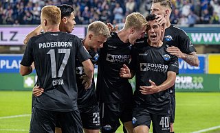 SCP-Akteur Niclas Nadj (vorne r.) jubelt über seinen 2:1-Treffer. Zuvor hatte Sebastian Klaas (3. v. l.) den Ausgleich erzielt. - dpa