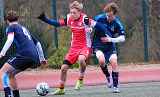 Arminias Niklas Kollmeier (Mitte) erzielte in Aachen das Siegtor für seine U15 in der Regionalliga. - Andreas Zobe