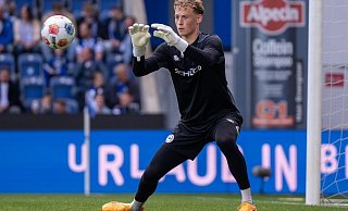 Philip Hildesheim beim Warmmachen vor dem Spiel der 2. Liga zwischen dem DSC Arminia Bielefeld und Dynamo Dresden in der Schüco-Arena. Ein Karriere-Höhepunkt für den jungen Mann. - Thomas F. Starke