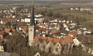 Die Kirche St. Michael mitten in Brakel (vorn das Rathaus). - Jens Reddeker