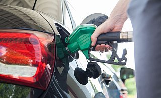 Oft wird man erst stutzig, wenn bereits die falsche Flüssigkeit fließt. Wurde der Motor noch nicht gestartet, reicht unter Umständen das Abpumpen des Gemisches. - Christin Klose/dpa-tmn