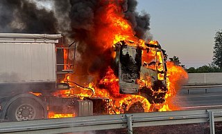 Lichterloh brennt am Dienstagmorgen die Zugmaschine dieses Sattelzuges auf der A33 zwischen Hövelhof und Paderborn. - Feuerwehr Hövelhof