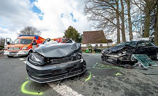 Mit zahlreichen Einsatzkräften eilten Feuerwehr, Rettungsdienst und Polizei am Vormittag zum Unfallort an der Engerschen Straße Ecke Braker Straße. - Christian Mathiesen