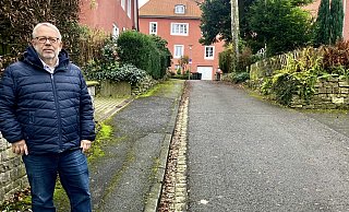 Thomas Seidenberg steht auf dem brüchigen Gehweg, den in dieser Seitenstraße niemand nutzt. Dass hier ein Auto eine Behinderung darstellen soll, will er nicht akzeptieren. - Jens Reichenbach