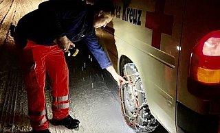 Einsatzbereit: Das DRK Barkhausen fuhr mit Schneeketten zur Hilfe im Stau. - DRK Barkhausen/privat