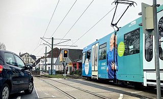 Drohende Gefahr von hinten: Kurz zuvor hat die Bahn nach Schildesche die Haltestelle Deciusstraße verlassen. Die gelben Springlichter blinken noch. Wer jetzt in die Deciusstraße abbiegt, dem droht eine Kollision mit der Bahn (Richtung Senne) von hinten. - Jens Reichenbach