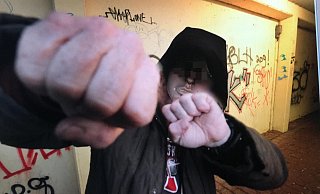 Der Wartende wurde erst geschubst und dann schlug einer der Jugendlichen mit der Faust zu. - Symbolfoto Andreas Frücht