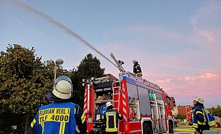 Bei der Großübung der Löschzüge Friedrichsdorf und Verl an der früheren Möbelfabrik Flötotto haben 60 Einsatzkräfte die Zusammenarbeit unter realistischen Bedingungen die Abläufe im Einsatzfall trainiert. - Feuerwehr Gütersloh/Löschzug Friedrichsdorf