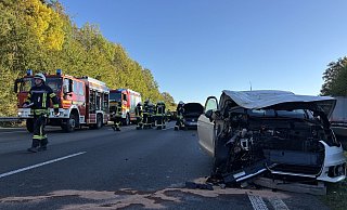 Fünf Fahrzeuge waren in den Unfall auf der Autobahn 2 im Kreis Gütersloh am Samstagmorgen involviert. Fünf Menschen wurden leicht verletzt. Darunter auch zwei Bielefelder. - Patrick Menzel