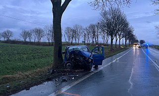 Bei dem Unfall wurde der Fahrer schwer verletzt. Er wurde in ein Paderborner Krankenhaus gebracht. - Polizei