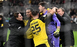 Borussia Dortmund bejubelt den Einzug ins Pokal-Achtelfinale. - Arne Dedert/dpa