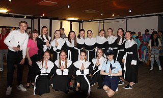 Sister Act in Lichtenau: Akteure und Trainerin Sophie Gollers (pinkes Shirt) zeigten sich beseelt vom Tanz. - Franziska Fritz-Glahn