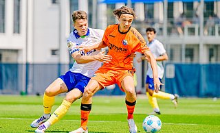 Der Paderborner Luis Engelns (r.), hier im Testspiel der SCP-Profis gegen Eindhoven, verbuchte jetzt seine ersten beiden Länderspiel-Einsätze. - BESIM MAZHIQI