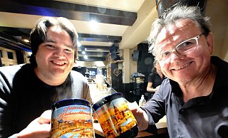 Malte Westerbarkey (l.) und Jürgen Vogelpohl präsentieren die neuen Weihnachtsmarkttassen. Sie haben sie in einer Auflage bestellt, die für mindestens ein Jahrzehnt reichen sollte. - Andreas Frücht