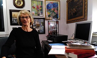 Autorin Sara Simon in ihrem Arbeitszimmer. Rundherum hat sie viele Bilder augehängt. Schreiben, sagt sie, helfe ihr, den Schmerz und ihre Erfahrungen zu ertragen. - Judith Gladow