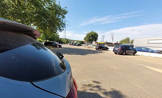 Die Autohändler auf dem Parkplatz des Straßenverkehrsamtes bereiten einigen Eltern große Sorgen. - Florian Weyand Die Autohändler auf dem Parkplatz des Straßenverkehrsamtes bereiten einigen Eltern große Sorgen. - Florian Weyand