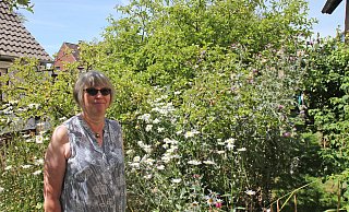 Petra Sander in ihrer grünen Wohlfühloase für Mensch und Tier. - Nicole Bliesener