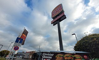 Die Filiale von Burger King am Bünder Autohof ist bei Kunden beliebt. Nach einer TV-Dokumentation steht die Burger-Kette aber in der Kritik. - Florian Weyand