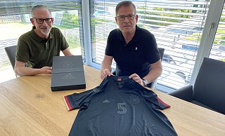 Patric Wettingfeld und Heiner Stork präsentieren Box und Trikot. - Dirk Windmöller