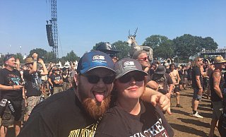 "Wacken muss man erlebt haben", sagen Tobias Uebler und seine Frau Sabrina Petersen. Das Ehepaar aus Halle liebt das Kultfestival, ob wie hier bei blauem Himmel oder notfalls auch bei Regen. - Tobias Uebler