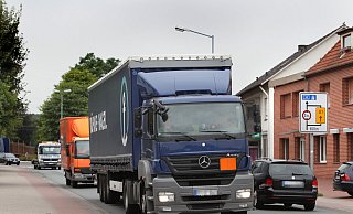 Vor allem der Schwerlastverkehr ist eine hohe Belastung für die Anwohner der B239 in Schweicheln. - Frank-Michael Kiel-Steinkamp
