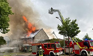 Gegen 14.50 Uhr ist das Dach des Zweifamilienhauses durchgebrannt. Die Feuerwehr kämpft weiter gegen die Flammen an. - Ralph Meyer