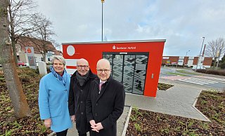 Eröffnen den neuen Pavillon der Sparkasse in Spradow (von links): Bürgermeisterin Susanne Rutenkröger, Jochen Simke (Mitglied im Verwaltungsrat der Sparkasse Herford) und Thorsten Gerhold (stellvertretendes Vorstandsmitglied der Sparkasse Herford). - Florian Weyand