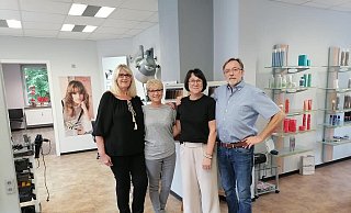 Veronika Fornefeld (v. l.), Sabine Bray, Sandra Zeyrek und Manfred Fornefeld am letzten Tag im Friseursalon Fornefeld in Lichtenau. - Fornefeld