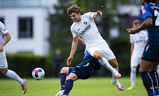 Unsanft gestoppt: Enzo Wirtz und der SV Rödinghausen kassierten im Entscheidungsspiel um den Einzug in den DFB-Pokal gegen den SC Wiedenbrück eine schmerzhafte 0:4-Niederlage. - Noah Wedel