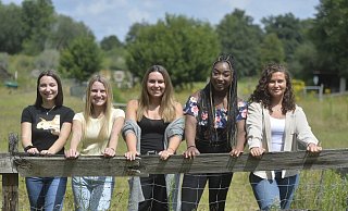 Die jungen BfGT-Politikerinnen Ioanna Ziarra, Kelly Seibel, Lara Morkes, Sarah Alawuru und Natalia Gadomski. - BfGT